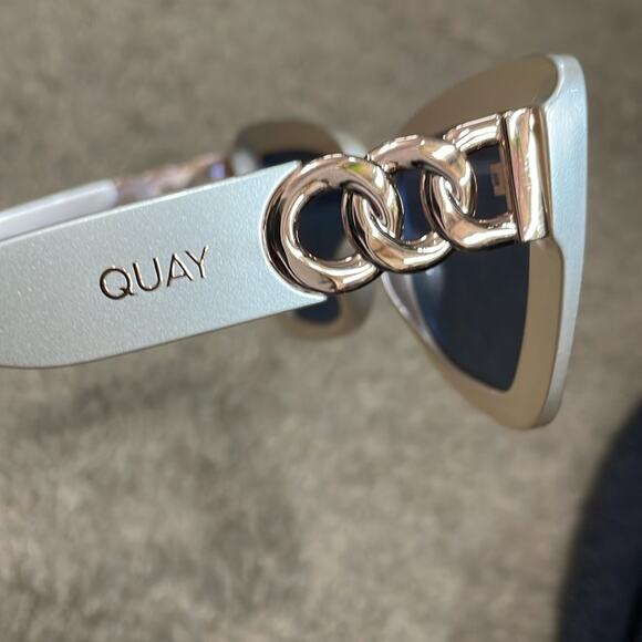 Quay Chain Reaction Pearl Rose Gold Cat Eye Mirrored Sunglasses - Picture 5 of 7
